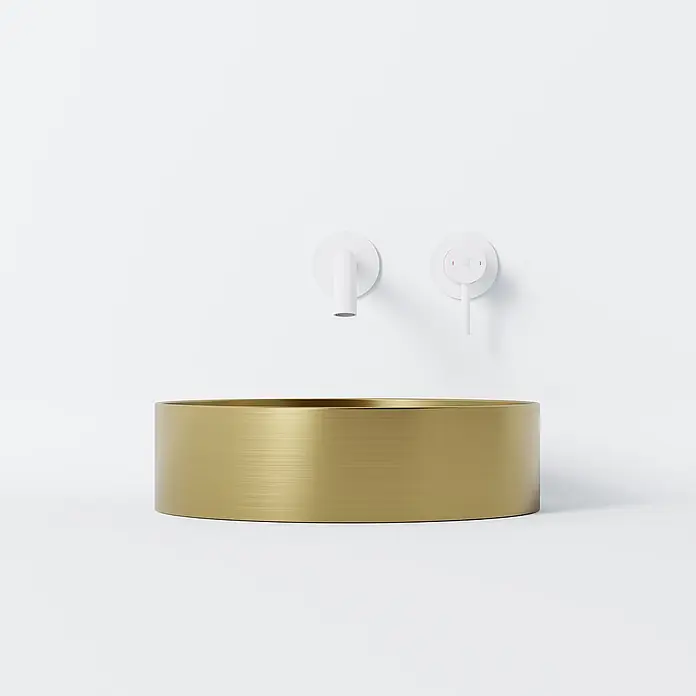 Vola Waschtisch -  - Rundes Becken aus gebürstetem Gold, mit weißem Wandwasserhahn und Temperaturregler.