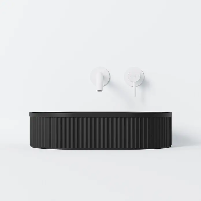 Vola Waschtisch - 0 x 0 cm - Schwarzes geriffeltes ovales Waschbecken mit weißem Wandarmatur und Temperaturregler.