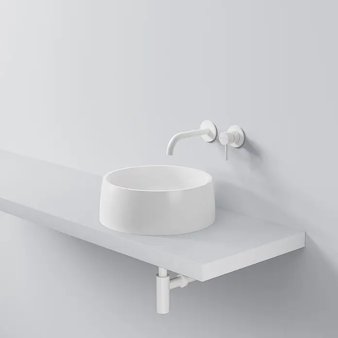 Vola Waschtisch - 0 x 0 cm - Weißes, rundes Aufsatzwaschbecken auf einem schwebenden Regal mit Wandarmatur.