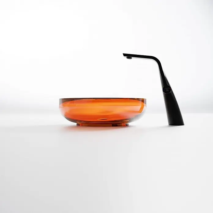 Vola Waschtisch - 0 x 0 cm - Oranges Glaswaschbecken mit elegantem schwarzem Wasserhahn.