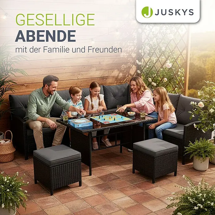 Juskys Loungemöbel-Set Manacor - 5 -tlg., Gestell: Stahl, pulverbeschichtet; Geflecht: Polyrattan; Tischplatten: Sicherheitsglas; Sitzkissen: 100 % Schaumstoff; Bezüge: 100 % Polyester; Abdeckung: 420D Oxford-Gewebe (100 g/m²), PU-Beschichtung, Dunkelgrau - Ecksofa-Set aus Polyrattan mit grauen Kissen, Glastisch und zwei passenden Hockern, von einer Familie beim Brettspiel genutzt.