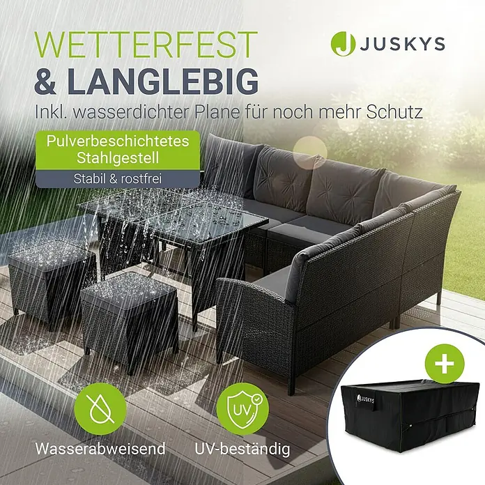 Juskys Loungemöbel-Set Manacor - 5 -tlg., Gestell: Stahl, pulverbeschichtet; Geflecht: Polyrattan; Tischplatten: Sicherheitsglas; Sitzkissen: 100 % Schaumstoff; Bezüge: 100 % Polyester; Abdeckung: 420D Oxford-Gewebe (100 g/m²), PU-Beschichtung, Dunkelgrau - Wetterfeste dunkelgraue Rattan-Gartenmöbelgarnitur (Sofa, Tisch, Hocker) mit schwarzer Schutzplane, im Regen stehend.