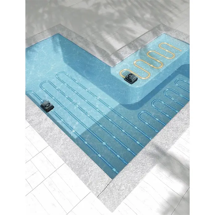 Aiper Poolroboter Scuba X1 Pro - Akkubetrieben, Passend für: Eingelassene Pools bis ca. 200 m² / 2.150 sq.ft; Beton, Fliesen, Folie/Liner, Fiberglas, Filterleistung: 25.200 l/h - Zwei kompakte, dunkelgraue Poolroboter reinigen autonom einen herzförmigen Pool und folgen hervorgehobenen Pfaden.
