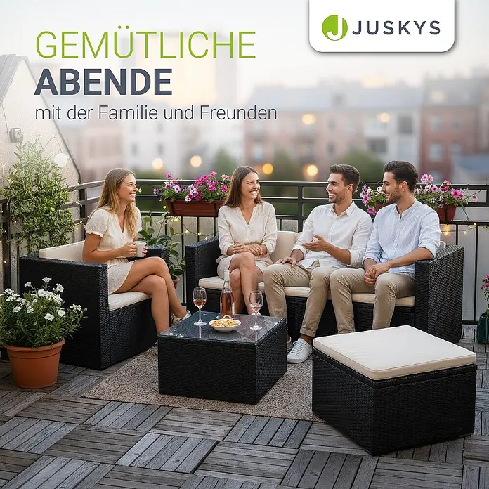 Juskys Loungemöbel-Set Punta Cana - 5 -tlg., Gestell: Stahl, pulverbeschichtet; Geflecht: Polyrattan; Sitz- und Rückenkissen: Polyester, Schaumstoff; Glasplatte: Sicherheitsglas; Abdeckung: 420D Oxford-Gewebe (100 g/m²), PU-Beschichtung, Schwarz - Schwarzes Rattan-Lounge-Set mit beigen Kissen auf einem Balkon, ideal für gemütliche Abende.