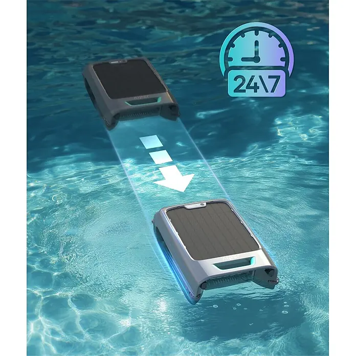 Aiper Poolroboter Surfer S2 - Akkubetrieben - Zwei graue Poolroboter mit schwarzen Solarpanels im Pool, verbunden durch einen blauen Pfeil, mit einem 24/7-Symbol.