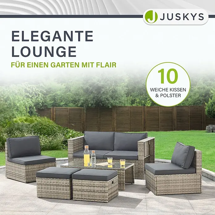 Juskys Loungemöbel-Set Salou - 7 -tlg., Möbel: Polyrattan, Stahl (pulverbeschichtet); Tischplatte: Gehärtetes Glas; Bezug: 100% Polyestergewebe 180 g/m131; Abdeckung: 420D Oxford-Gewebe (100 g/m²), PU-Beschichtung, Grau - Graue Rattan-Lounge-Garnitur mit dunkelgrauen Kissen auf einer Terrasse im Garten.