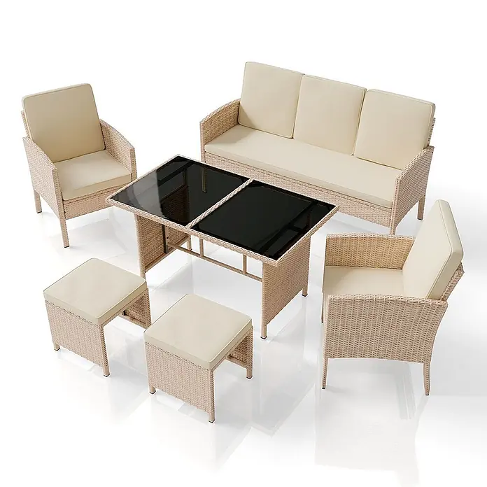 Juskys Loungemöbel-Set Turin - 6 -tlg., Geflecht: Polyrattan; Tischplatte: Gehärtetes Glas; Gestell: Stahl; Bezüge: 100 % Polyester; Polster: 80 % Schaumstoff, 20 % Weichfasern, Creme - Helle beige geflochtene Rattan-Gartenmöbelgruppe mit Dreiersofa, zwei Sesseln, zwei Hockern und Couchtisch mit schwarzer Glasplatte.