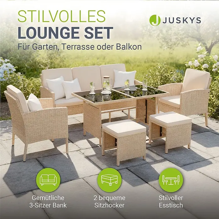 Juskys Loungemöbel-Set Turin - 6 -tlg., Geflecht: Polyrattan; Tischplatte: Gehärtetes Glas; Gestell: Stahl; Bezüge: 100 % Polyester; Polster: 80 % Schaumstoff, 20 % Weichfasern, Creme - Helles beiges Rattan-Loungeset mit 3er-Sofa, zwei Sesseln, Glastisch und zwei Hockern auf einer Terrasse im Garten.