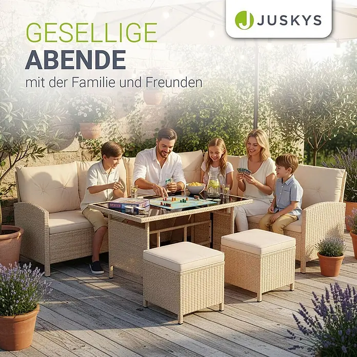 Juskys Loungemöbel-Set Manacor - 4 -tlg., Gestell: Stahl, pulverbeschichtet; Geflecht: Polyrattan; Tischplatten: Sicherheitsglas; Sitzkissen: 100 % Schaumstoff; Bezüge: 100 % Polyester, Beige - Beige Korblounge-Gartenmöbel mit Polstern, spielende Familie.