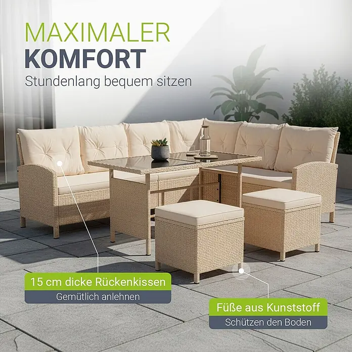 Juskys Loungemöbel-Set Manacor - 4 -tlg., Gestell: Stahl, pulverbeschichtet; Geflecht: Polyrattan; Tischplatten: Sicherheitsglas; Sitzkissen: 100 % Schaumstoff; Bezüge: 100 % Polyester, Beige - Beigefarbenes Rattan-Gartenlounge-Set mit Ecksofa, Tisch und zwei Hockern auf einer Terrasse. Mit dicken cremefarbenen Kissen und Kunststofffüßen.