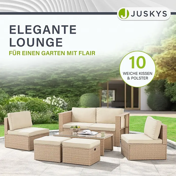 Juskys Loungemöbel-Set Salou - 7 -tlg., Möbel: Polyrattan, Stahl (pulverbeschichtet); Tischplatte: Gehärtetes Glas; Bezug: 100% Polyestergewebe 180 g/m131; Abdeckung: 420D Oxford-Gewebe (100 g/m²), PU-Beschichtung, Beige - Beige Rattan-Gartenlounge-Set mit hellen Kissen auf einer Terrasse, bestehend aus Sofa, zwei Stühlen, zwei Hockern und Couchtisch.