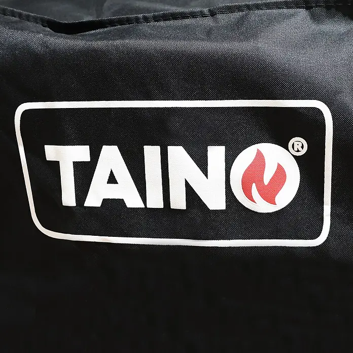 TAINO Grill-Schutzhülle - Passend für: TAINO KAMAYO, 600 D, Schwarz - Schwarze Stoffabdeckung mit weißem TAINO-Logo und rotem Flammen-Symbol.