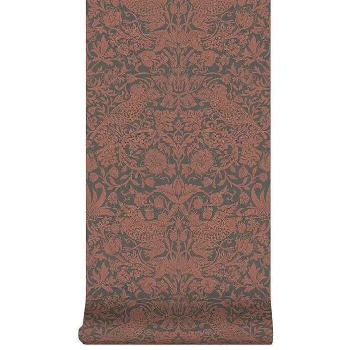 William Morris At Home Vliestapete Vliestapete Erdbeerdieb - Schwarz/Kupfer, Floral, 10 x 0,52 m - Dunkelgraue Tapetenrolle mit filigranem rostrot-braunem Muster aus Vögeln und Laub.