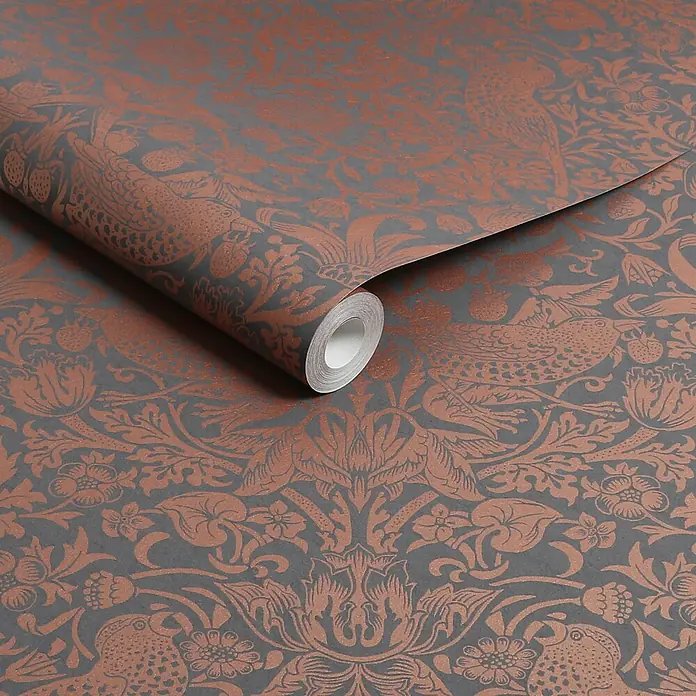 William Morris At Home Vliestapete Vliestapete Erdbeerdieb - Schwarz/Kupfer, Floral, 10 x 0,52 m - Rolle dunkelgrauer Tapete mit metallic-kupferfarbenem Vogel- und Erdbeermuster.