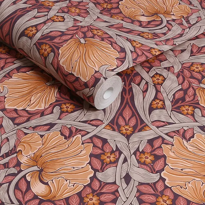 William Morris At Home Vliestapete Pimpernel Blumen - Lila, Floral, 1.000 x 52 cm - Blumengemusterte Tapetenrolle in Orange, Rotbraun, Hellgrau und Dunkellila.