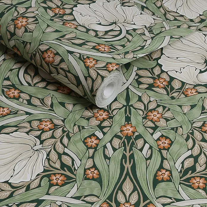William Morris At Home Vliestapete Vliestapete Pimpernel Blumen - Grün, Floral, 10 x 0,52 m - Tapetenrolle mit aufwendigem Blumenmuster: große cremefarbene Blüten, kleine orangefarbene Blumen und grünes Laub auf dunkelgrünem Grund.