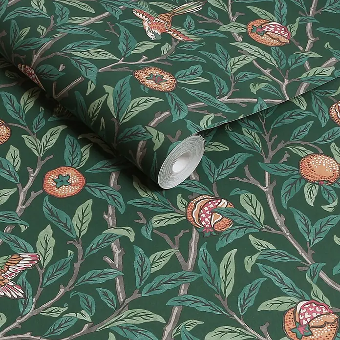 William Morris At Home Vliestapete Vliestapete Vogel und Granatapfel - Grün, Tieroptik - Dunkelgrüne Tapetenrolle mit botanischem Muster aus Blättern, Ästen, Vögeln und Früchten.
