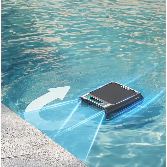 Aiper Poolroboter Surfer S2 - Akkubetrieben - Ein schlanker, grauer Poolroboter mit dunklem Solarpanel schwimmt im blauen Pool, bewegt sich und dreht sich mit blauen Lichtern.