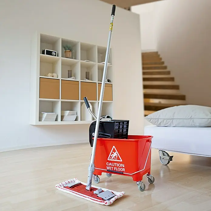 Profi Depot Profi-Bodenreinigungskit - 15 l, Rot - Ein roter Reinigungswagen mit Mopp steht auf einem Holzboden in einem Haus, umgeben von Möbeln.