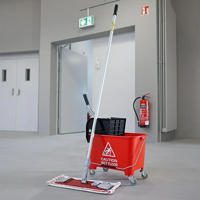 Profi Depot Profi-Bodenreinigungskit - 15 l, Rot - Roter Mopp-Eimer mit der Aufschrift "Vorsicht, nasser Boden" und einem Mopp in einem sterilen Bereich.