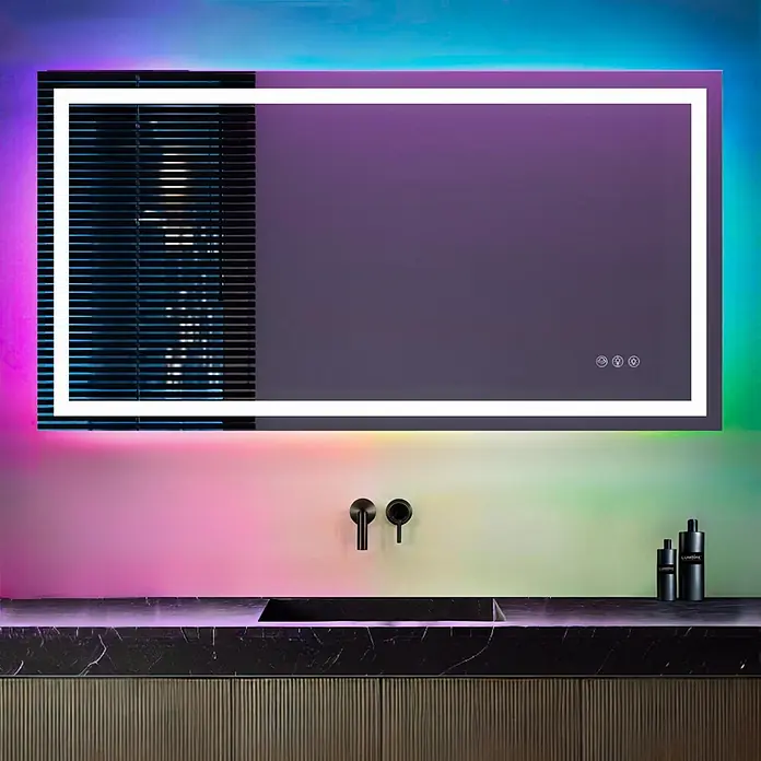 Lumoire Lichtspiegel MATRIX1 -  - Rechteckiger LED-Spiegel mit farbiger Hintergrundbeleuchtung und Touch-Steuerung über einem schwarzen Marmorwaschtisch.
