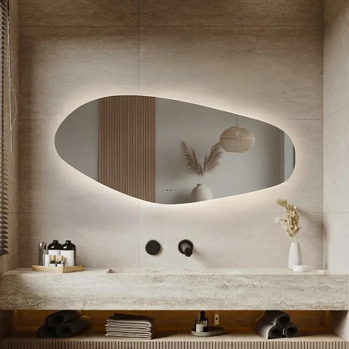 Lumoire Lichtspiegel RIVER - 120 x 60 cm - Unregelmäßig geformter, LED-beleuchteter Spiegel über hellem Badezimmerwaschtisch.