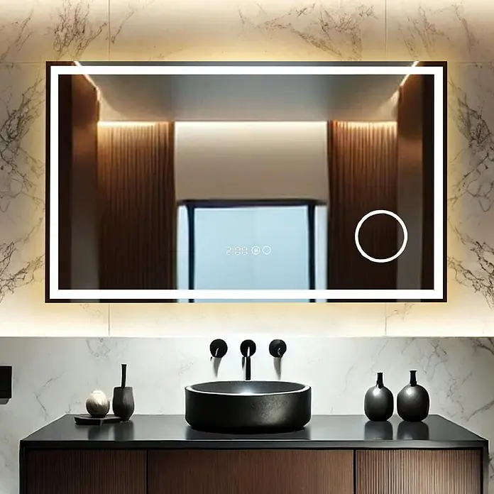 Lumoire Lichtspiegel TRONVG - 100 x 3 cm - Rechteckiger LED-Badezimmerspiegel mit integrierter Beleuchtung, digitaler Zeitanzeige und Beschlagentferner-Symbolen, über modernem Waschtisch.