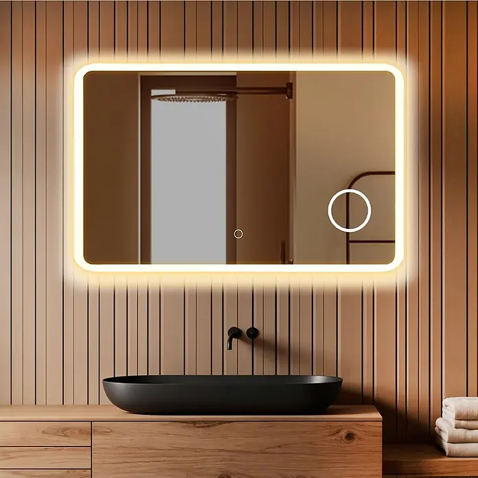 Lumoire Lichtspiegel ELYSIUM - 100 x 60 cm - Rechteckiger, hintergrundbeleuchteter Spiegel mit abgerundeten Ecken und Touch-Bedienung, über schwarzem Waschbecken und Holzwaschtisch.