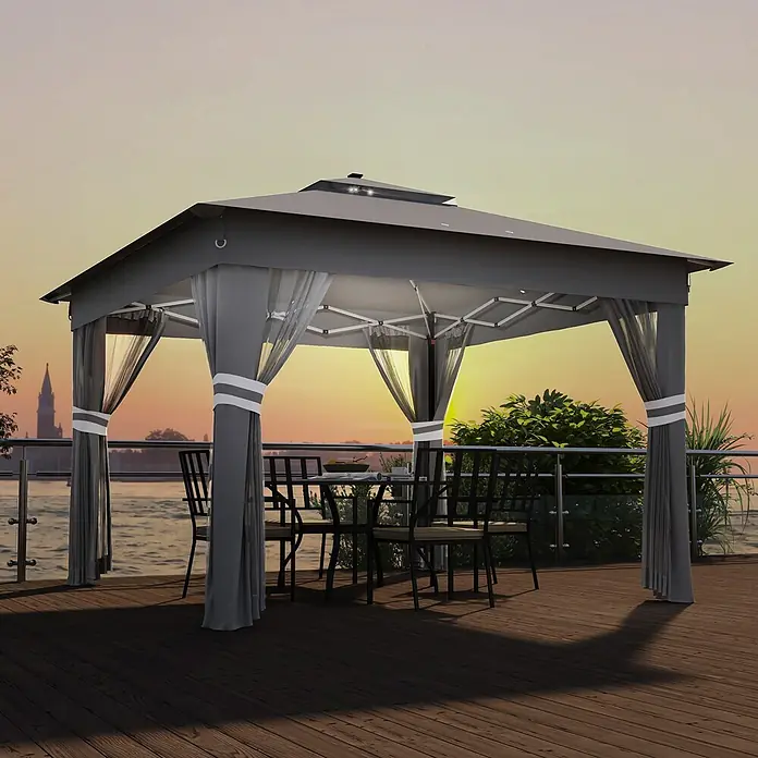 Outsunny Faltpavillon - B x T: 336 x 336 cm, Farbe Dach: Grau - Graues Outdoor-Pavillon mit Vorhängen, schützt eine Essgruppe auf einer Holzterrasse.