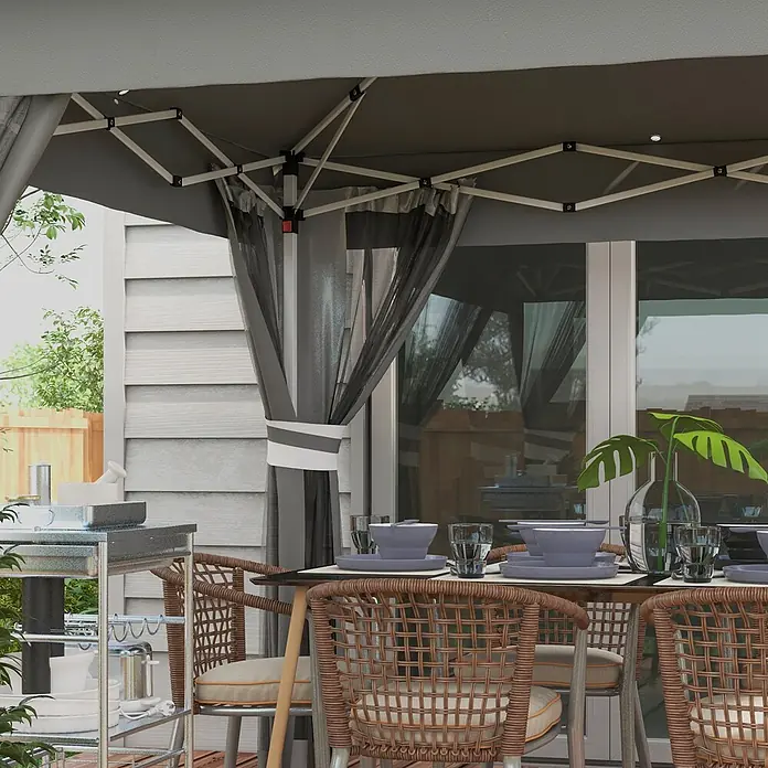 Outsunny Faltpavillon - B x T: 336 x 336 cm, Farbe Dach: Grau - Ein Essbereich im Freien unter einem dunkelgrauen Pop-up-Pavillon mit Netzwänden, mit Tisch, geflochtenen Stühlen und Servierwagen.