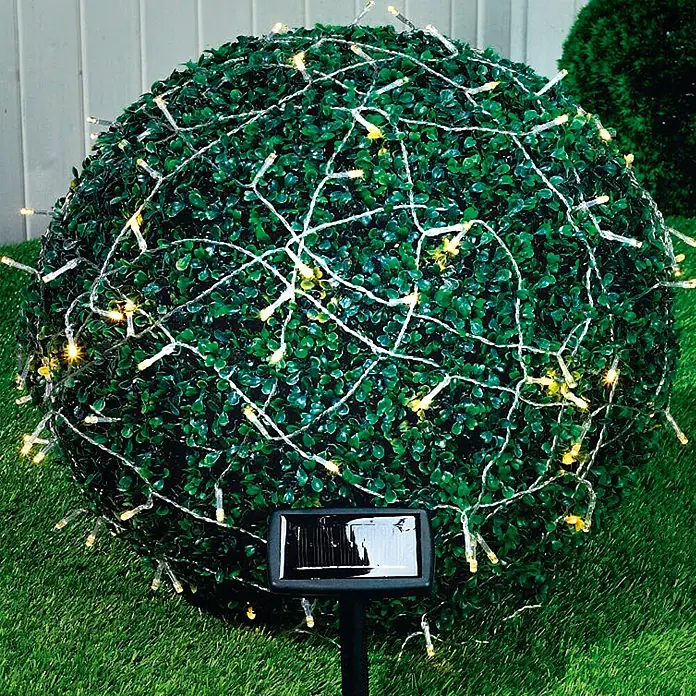 Globo Solar-Lichterkette - 10 m, IP44, Lichtfarbe: Warmweiß - Runde Buchsbaumkugel mit Solar-Lichterkette, eine charmante und energieeffiziente Gartendekoration.
