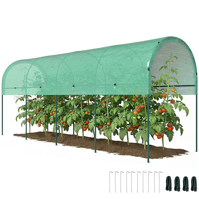 Outsunny Gewächshaus - Außenmaß inkl. Dachüberstand (B x T): 120 x 400 cm, Material Seitenwand: Kunststoff, 0,3 mm, Grün - Grüner Maschen-Gewächshaustunnel über Tomatenpflanzen, mit Stangen, Erdspießen und Seilen.