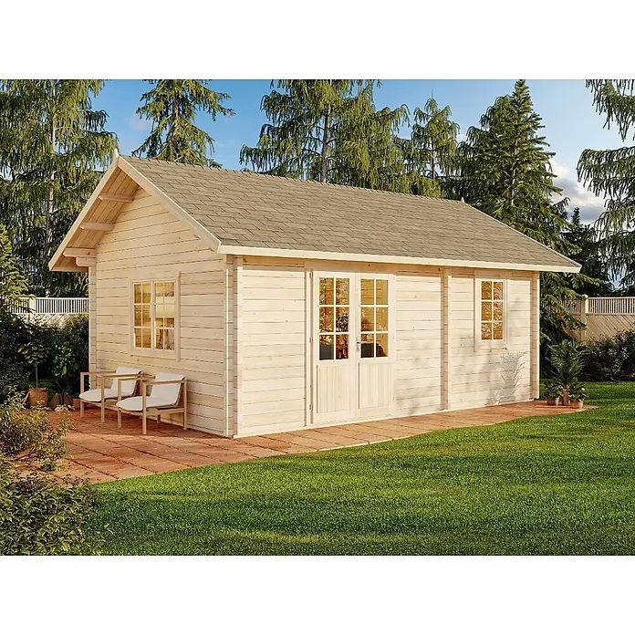 Alpholz Gartenhaus Arizona - Außenmaß inkl. Dachüberstand (B x T): 678 x 470 cm, Holz, Naturbelassen - Helle Gartenhütte aus Holz mit grauem Dach, Doppeltüren und Fenstern, auf einer Terrasse mit Stühlen im Garten.