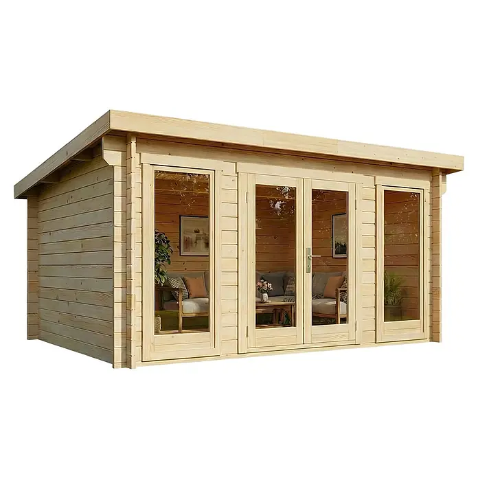 Alpholz Gartenhaus Atrium F - Außenmaß inkl. Dachüberstand (B x T): 440 x 340 cm, Holz, Naturbelassen - Helles Gartenhaus aus Holz mit Flachdach und Glasfalttüren, das einen einladenden Innenraum mit Möbeln zeigt.