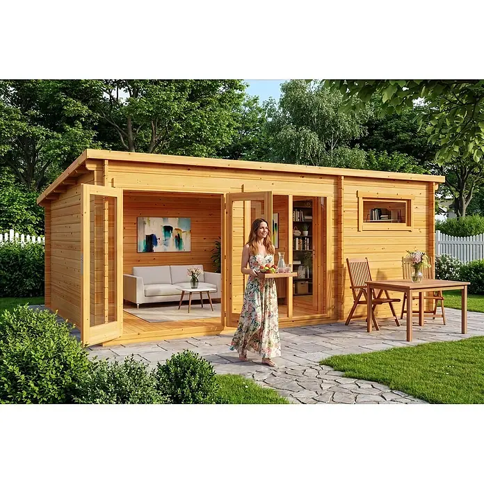 Alpholz Gartenhaus Atrium E - Außenmaß inkl. Dachüberstand (B x T): 598 x 420 cm, Holz, Naturbelassen - Helle Gartenhütte aus Holz mit offenen Türen, zeigt einen Wohnbereich und eine Frau mit Tablett auf einer Terrasse.