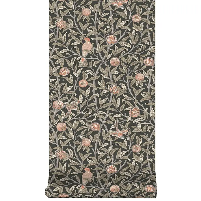 William Morris At Home Vliestapete Vogel & Granatapfel - Grau, Floral, 1.000 x 52 cm - Tapetenrolle mit dunklem botanischem Muster: Äste, grüne Blätter, rosa Granatäpfel und Vögel.
