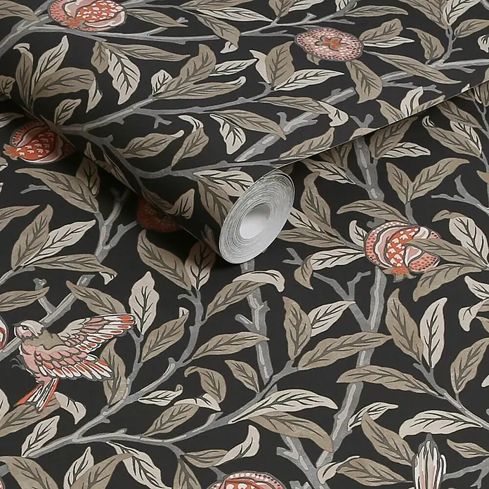 William Morris At Home Vliestapete Vogel & Granatapfel - Grau, Floral, 1.000 x 52 cm - Dunkle Tapetenrolle mit botanischem Muster aus Blättern, Ästen, Granatäpfeln und einem Vogel in Beige, Braun, Grau und Orange/Rosa.