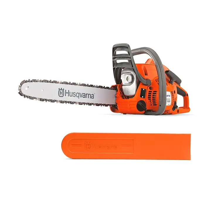 Husqvarna Benzin-Kettensäge 120 Mark II - 1.400 W, 38 cm³, Schwertlänge: 35 cm, Max. Aststärke: 300 mm - Orange Husqvarna Kettensäge mit silbernem Schwert und Kette, daneben eine orange Schutzhülle.