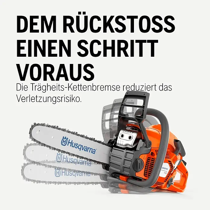 Husqvarna Benzin-Kettensäge 130 - 1.500 W, 38 cm³, Schwertlänge: 35 cm, Max. Aststärke: 300 mm - Orange-schwarze Husqvarna 130 Kettensäge mit aktivierter Trägheits-Kettenbremse, die Rückstoßminderung zeigt.