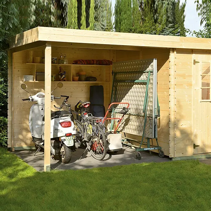 Kiehnholz Gartenhaus Eco-Lounge - Außenmaß inkl. Dachüberstand (B x T): 454 x 230 cm, Holz, Natur - Ein Holzschuppen gefüllt mit einem Roller, einem Fahrrad und einer Tischtennisplatte bietet Stauraum und Schutz im Garten.