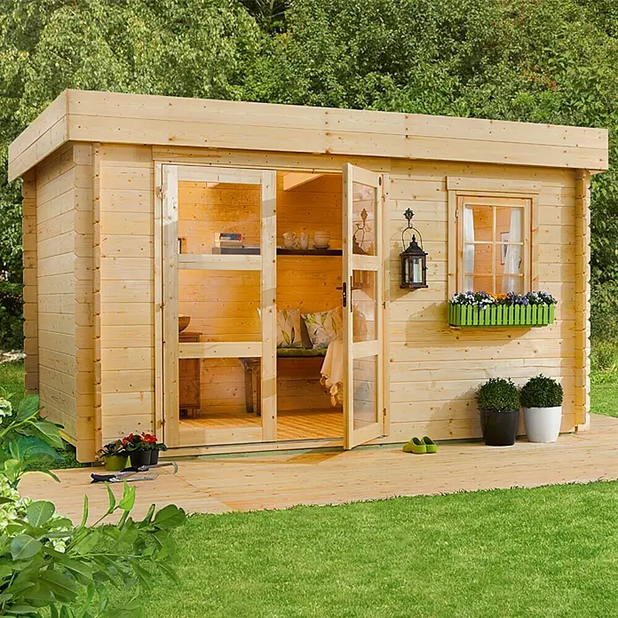 Kiehnholz Gartenhaus Lounge 1 - Außenmaß inkl. Dachüberstand (B x T): 367 x 281 cm, Holz, Natur - Holzgartenhaus mit großen Fenstern und einer Tür, umgeben von Grün. Ideal für Entspannung und Gartenarbeit.