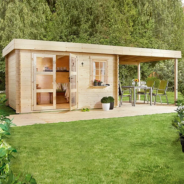 Kiehnholz Gartenhaus Lounge 2 - Außenmaß inkl. Dachüberstand (B x T): 605 x 282 cm, Holz, Natur - Helle Holzgartenlaube mit Terrasse, Tisch und Stühlen im Garten.