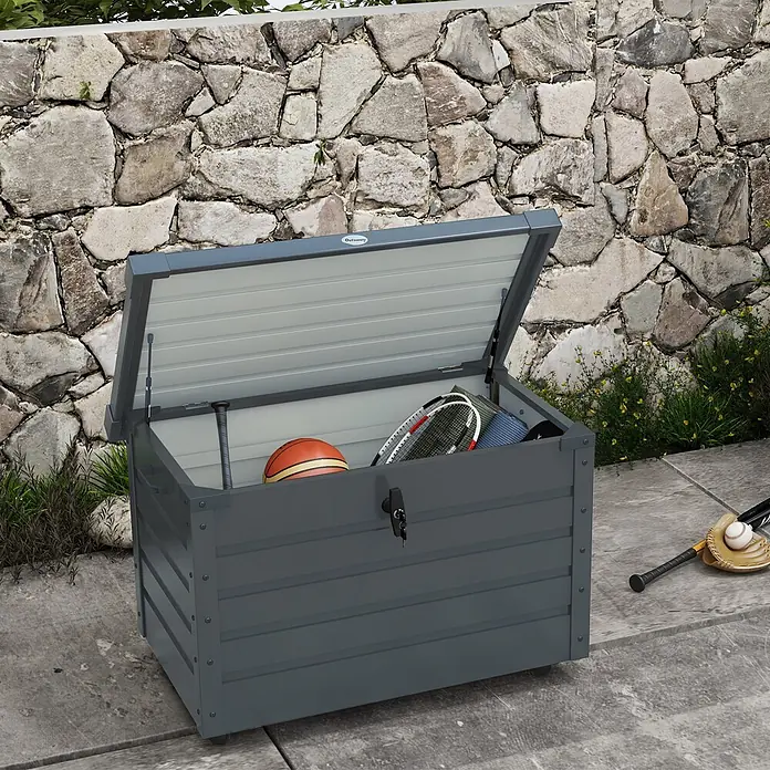 Furnicato Garten-Aufbewahrungsbox - Dunkelgrau, Stahl - Dunkelgraue Outdoor-Aufbewahrungsbox mit offenem Deckel, gefüllt mit Sportgeräten auf einer Terrasse.