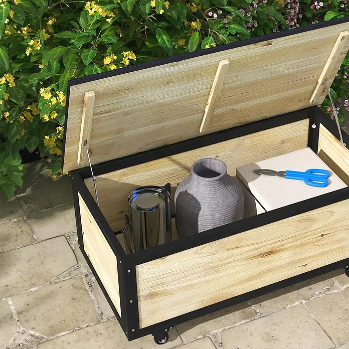 Outsunny Garten-Aufbewahrungsbox - Naturholz - Offene Holz-Aufbewahrungsbox mit schwarzem Rahmen und Rollen, gefüllt mit Gartengeräten, auf einer Terrasse zwischen Pflanzen.