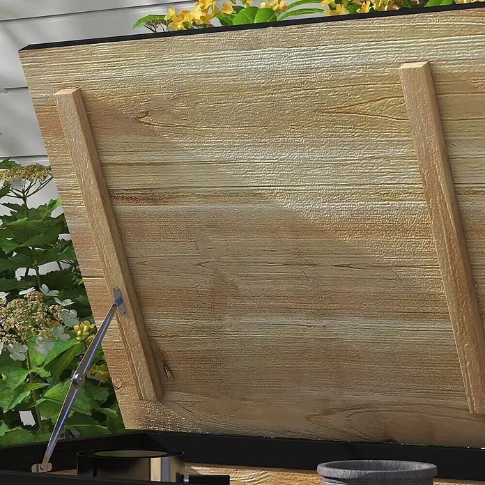 Outsunny Garten-Aufbewahrungsbox - Naturholz - Offener heller Holzdeckel einer Outdoor-Aufbewahrungsbox oder eines Grills, von einem Metallarm gestützt, umgeben von Pflanzen.