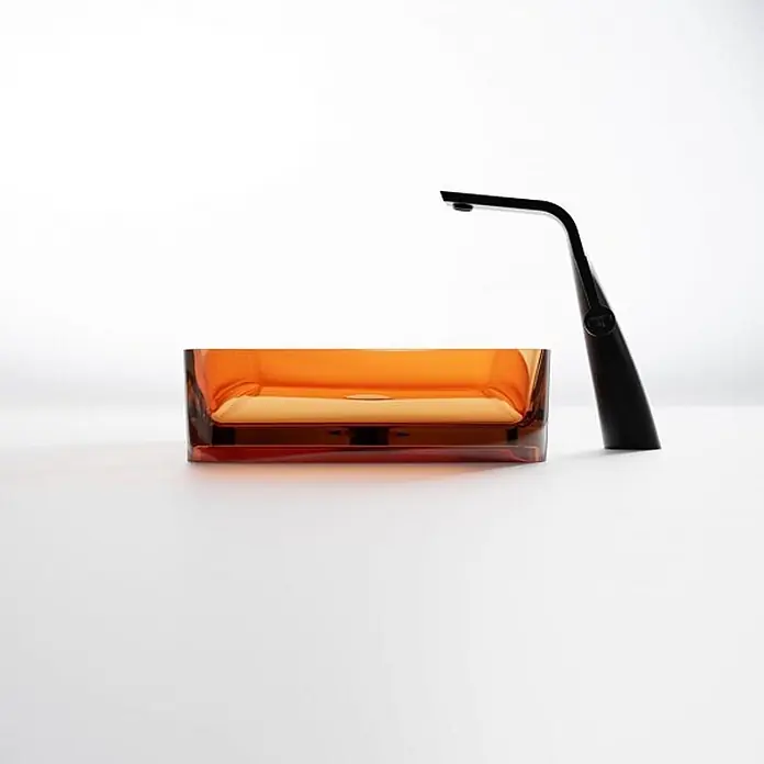 Vola Waschtisch - 0 x 0 cm - Transparentes, rechteckiges bernsteinfarbenes Waschbecken und moderne schwarze Armatur.
