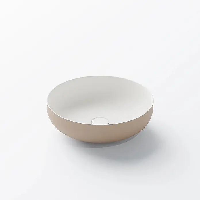 Vola Waschtisch - 0 x 0 cm - Schalenförmiges Waschbecken mit hellbrauner Außenseite und weißer Innenseite, mit zentralem Abfluss.