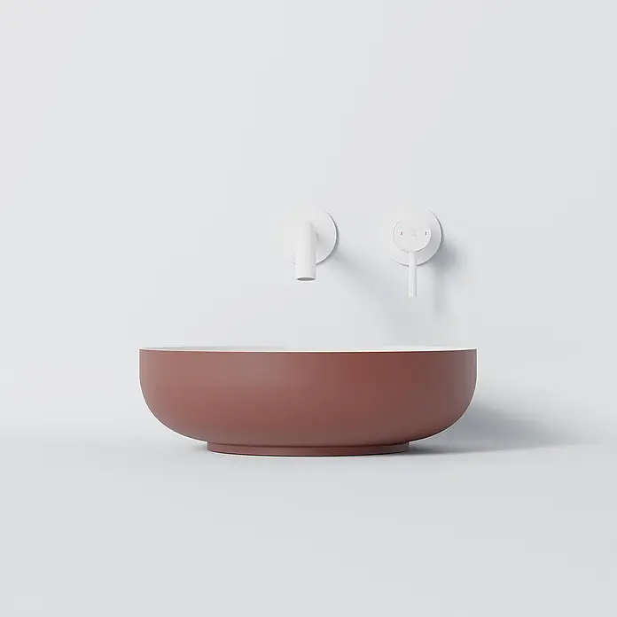 Vola Waschtisch - 0 x 0 cm - Terrakottafarbenes Aufsatzwaschbecken mit weißer Innenseite und minimalistischer weißer Wandarmatur.