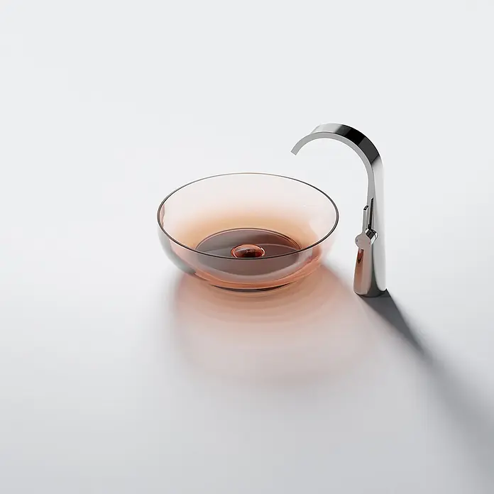 Vola Waschtisch - 0 x 0 cm - Moderner Chromwasserhahn neben einem amberfarbenen Glasschalenwaschbecken mit etwas Wasser.