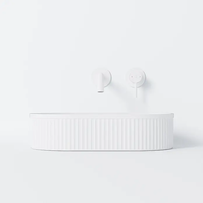 Vola Waschtisch - 0 x 0 cm - Weißes ovales geriffeltes Waschbecken mit wandmontierter weißer Armatur und Temperaturregler.